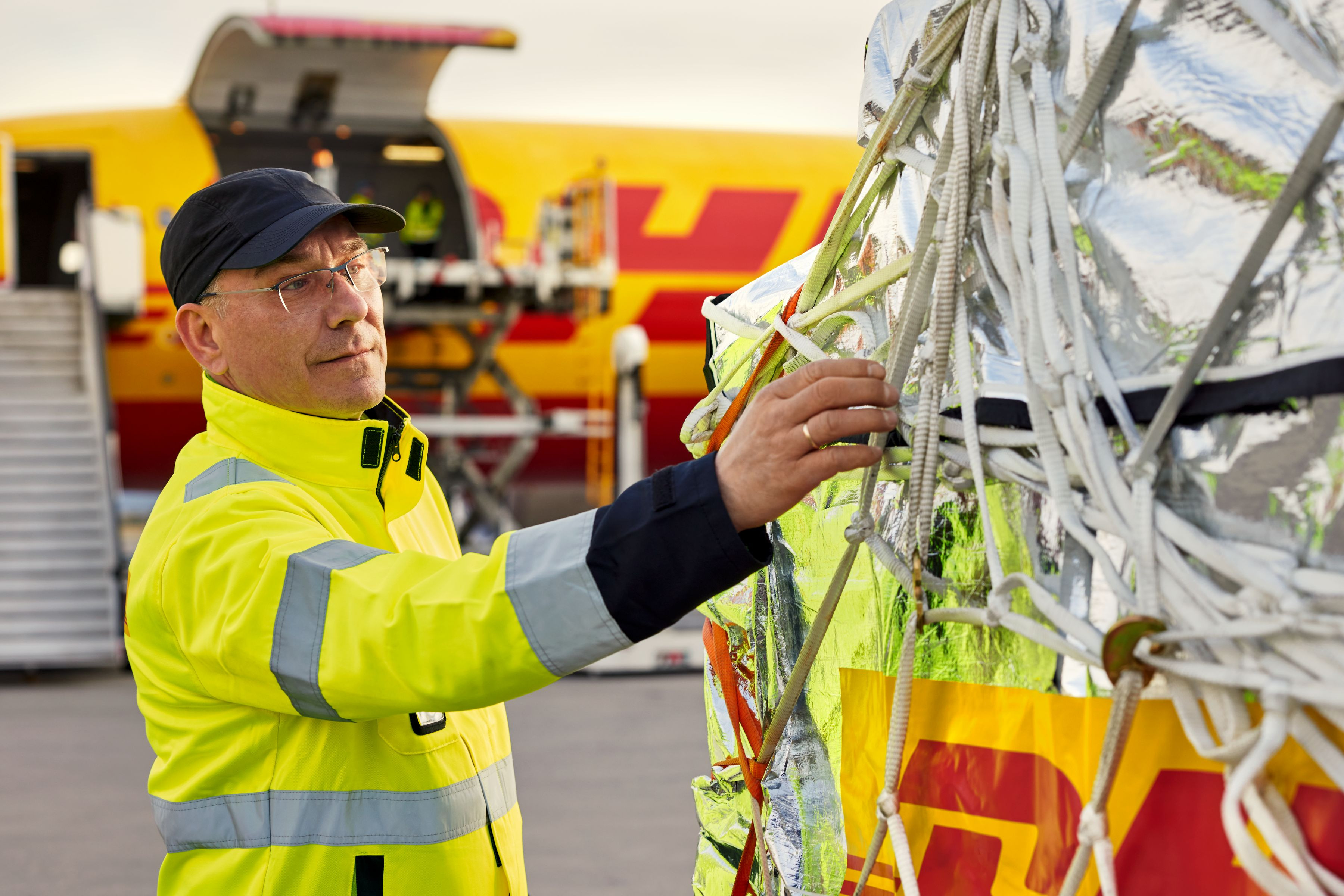 DHL Express crește capacitatea de transport aerian: cumpără opt noi aeronave cargo de tip Boeing 777