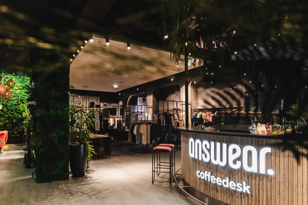 Fashion: Answear lansează primul său concept store. Are cafenea, loc de personalizare a articolelor vestimentare și cabine de probă inteligente