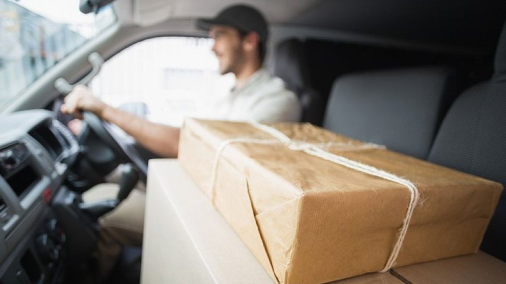 Românii resimt deja taxa de 25 de lei pe colete: Shein a inclus-o în costul final. Ce urmează