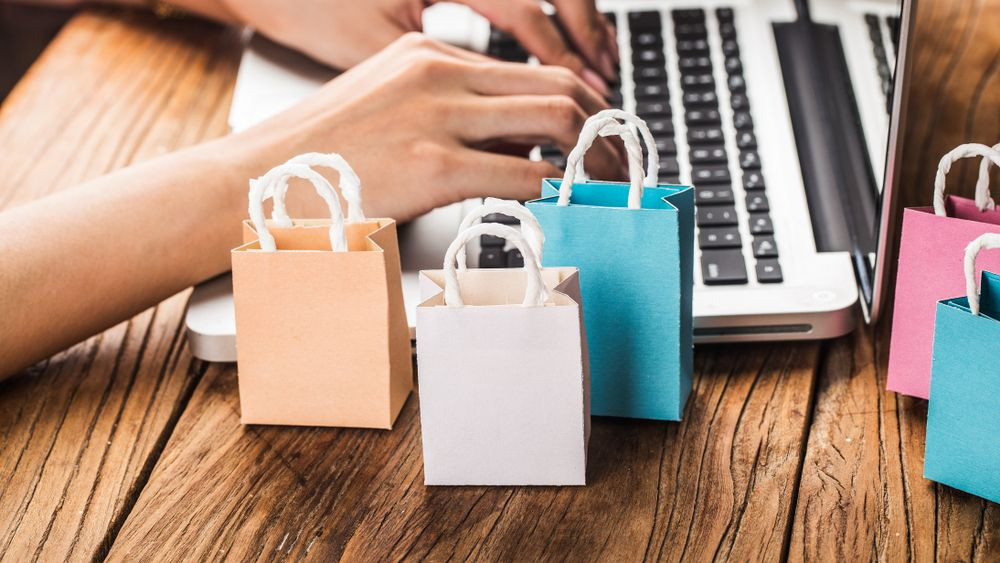 Românii cumpără tot mai mult online: aproape 3 din 4 utilizatori de internet au apelat la serviciile online în 2025