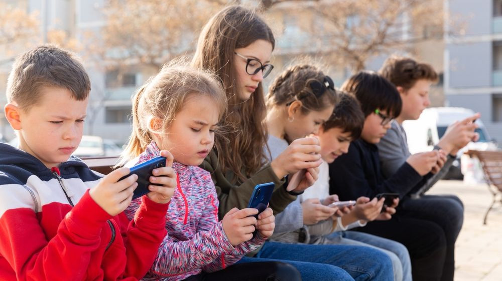 Tot mai multe țări vor să interzică rețelele sociale copiilor sub 16 ani