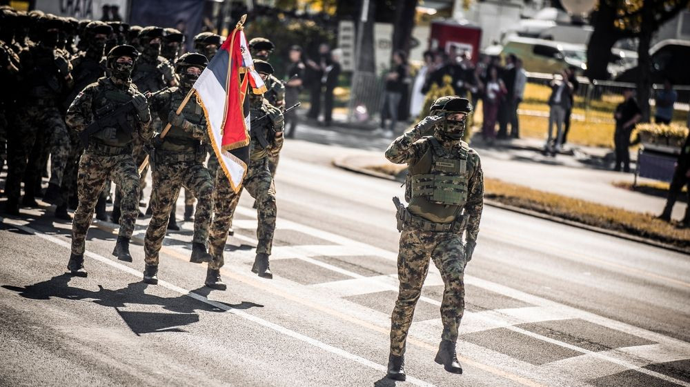 Președintele Serbiei spune că următoarea paradă militară va include mii de roboți înarmați: „Vom oferi securitate suplimentară țării noastre”