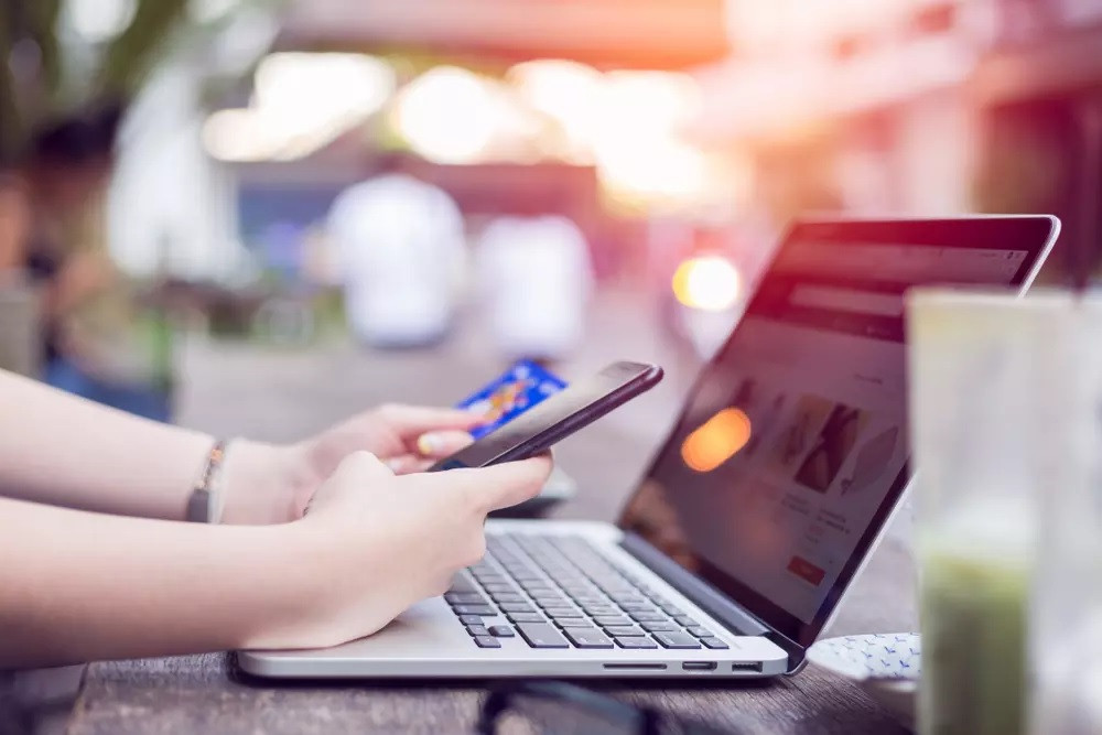 RAPORT: Comerțul electronic din România se apropie de 12 miliarde euro