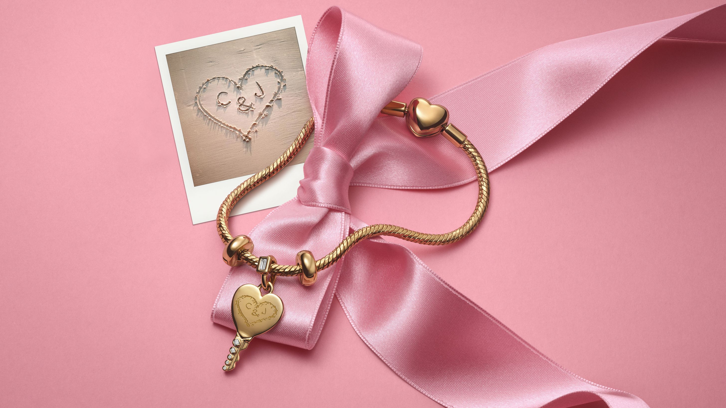 Pandora lansează o colecție de Valentine’s Day: Bijuteriile pot fi personalizate la comandă