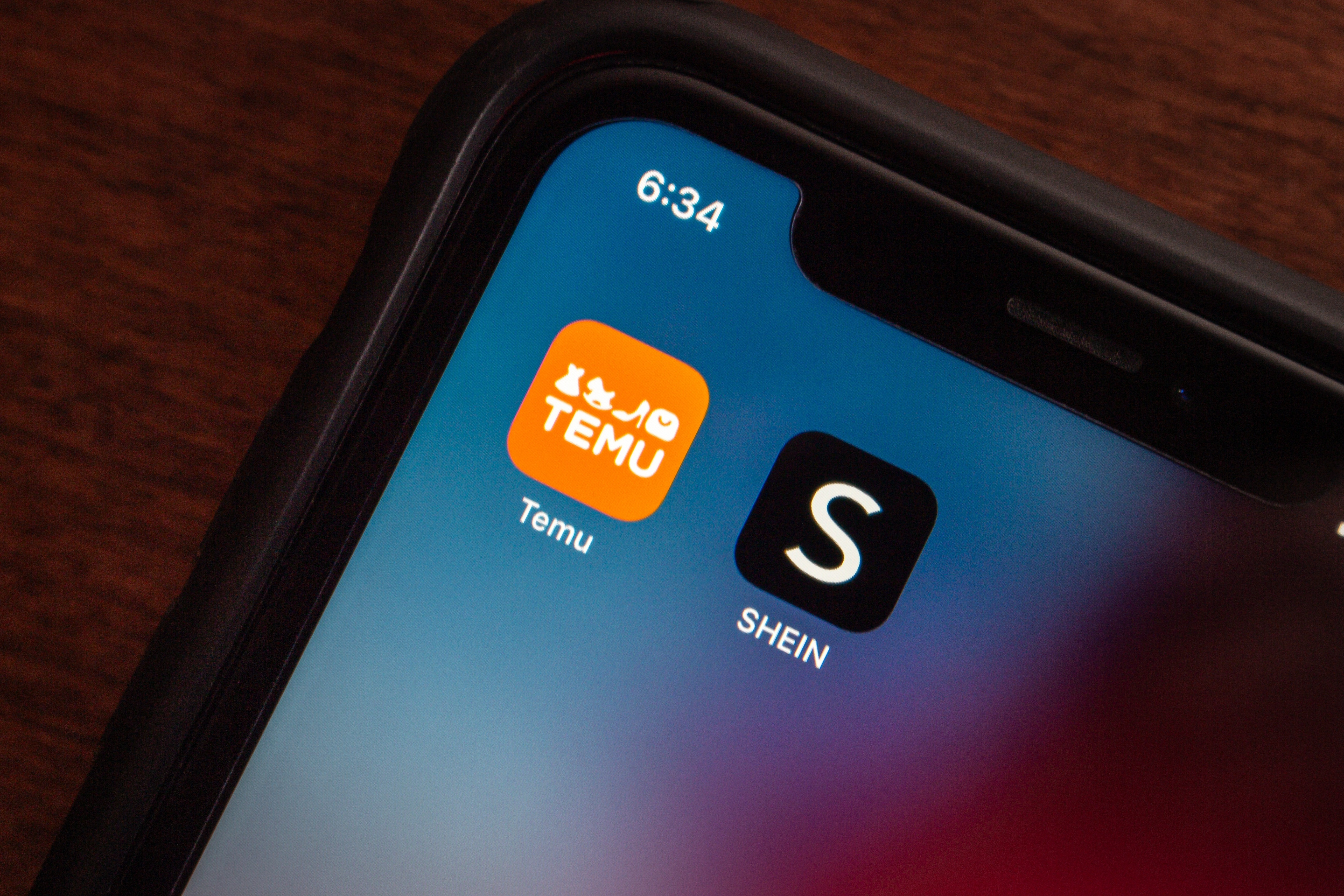 ANALIZĂ | Câți bani pierde România pentru că românii cumpără de pe Temu sau Shein