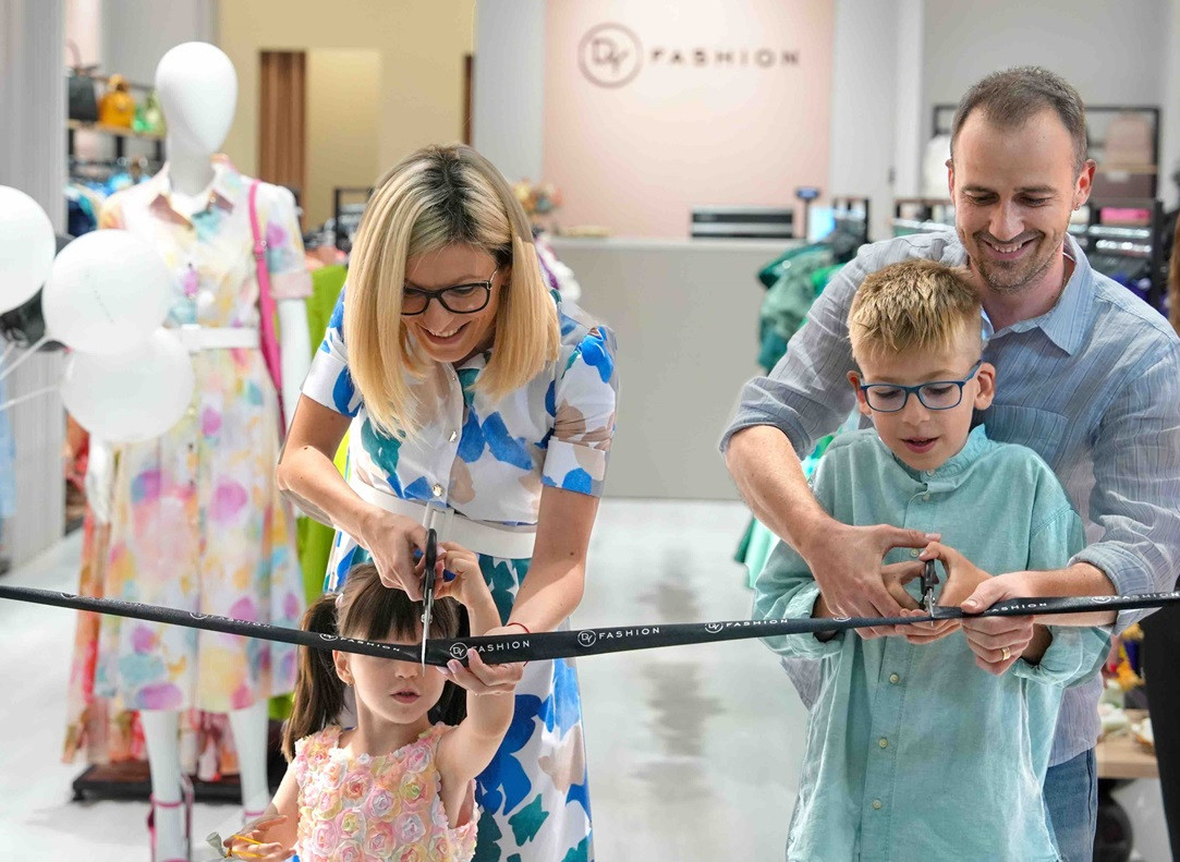 Brandul românesc DY Fashion se extinde în offline și lansează primul său concept store în Craiova